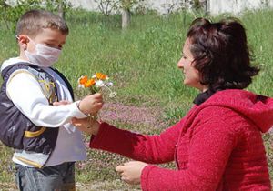 Lösemiyi yenen Kaan dan anneye çiçek